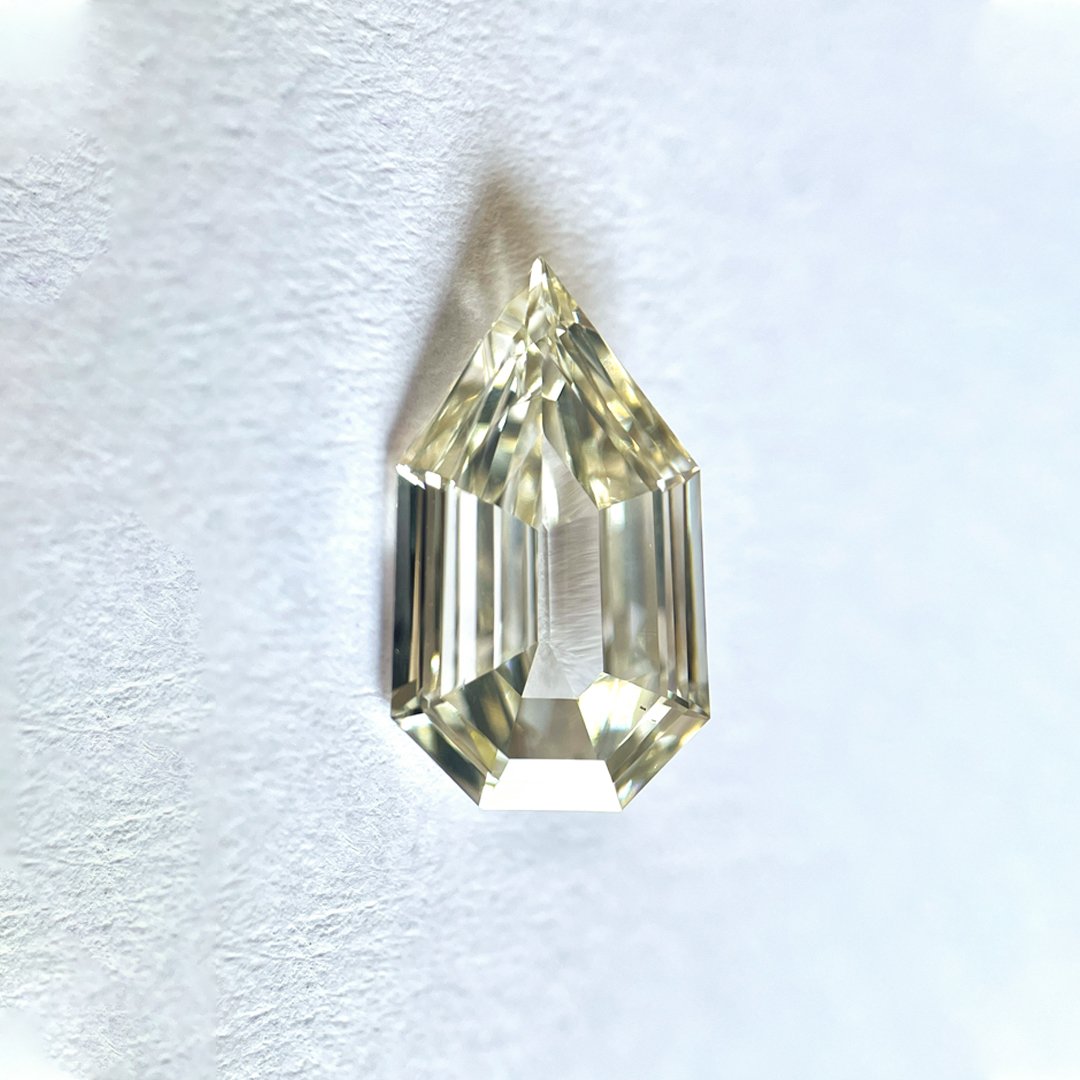Shield shape I color Step cut diamond