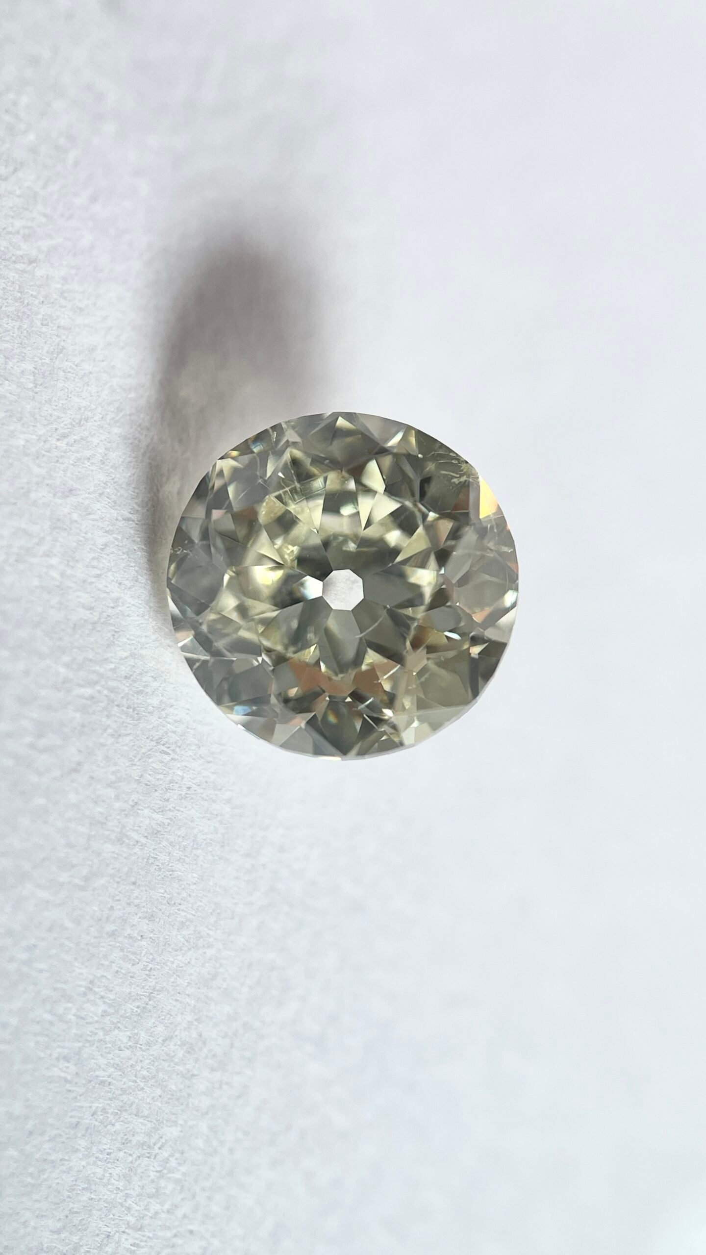 Round shape O color Old european diamond