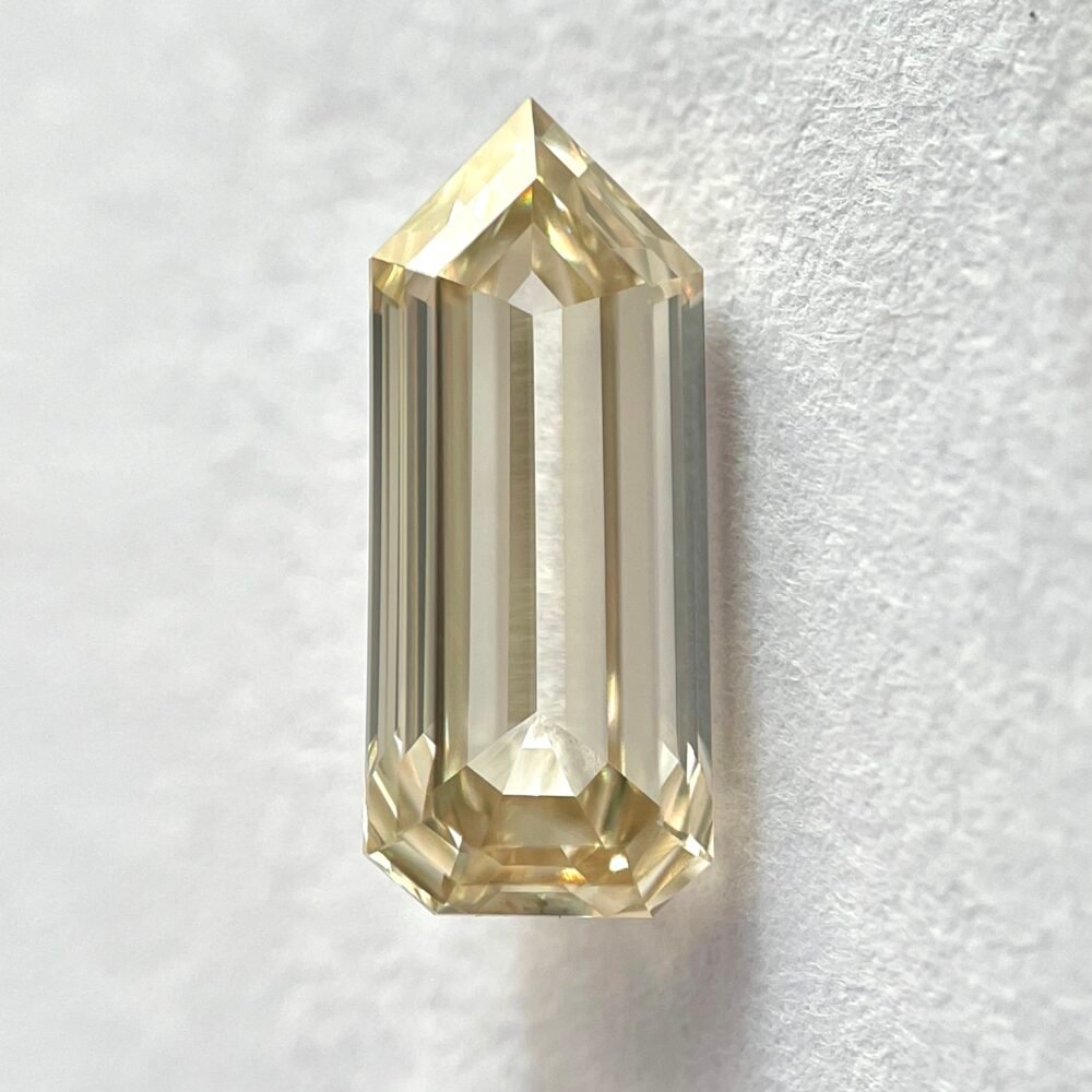 bullet-shape-lb-color-step-cut-diamond